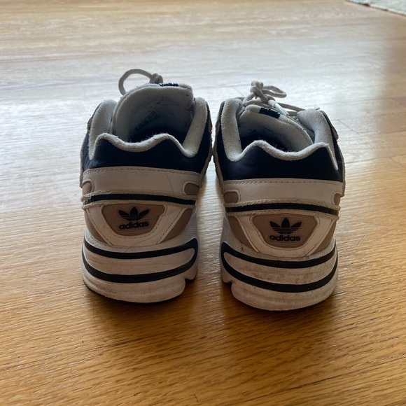 Adidas walking shoe - Picture 3 of 4